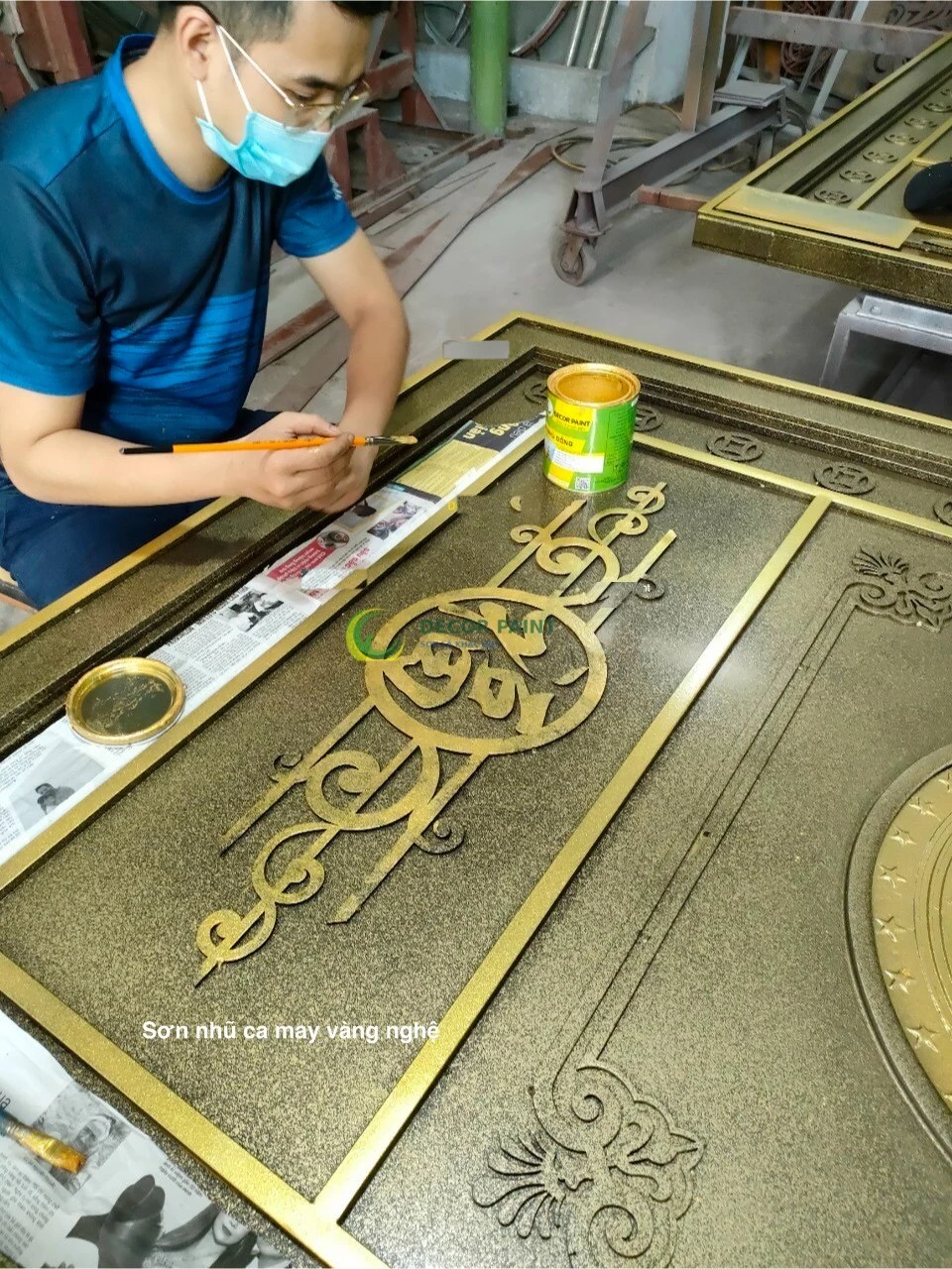 Ảnh minh họa thay thế: thi công sơn nhũ CaMay vàng nghệ trên cửa cổng sắt CNC.