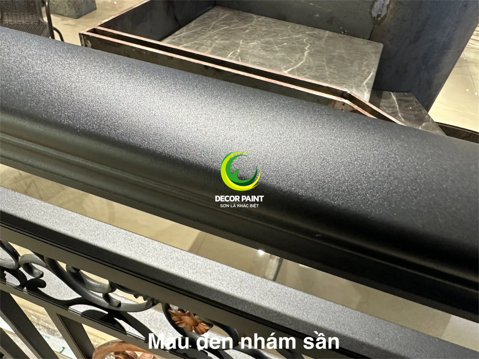 Sơn đặc chủng màu đen nhám sần cho lan can sắt mỹ thuật ngoài trời