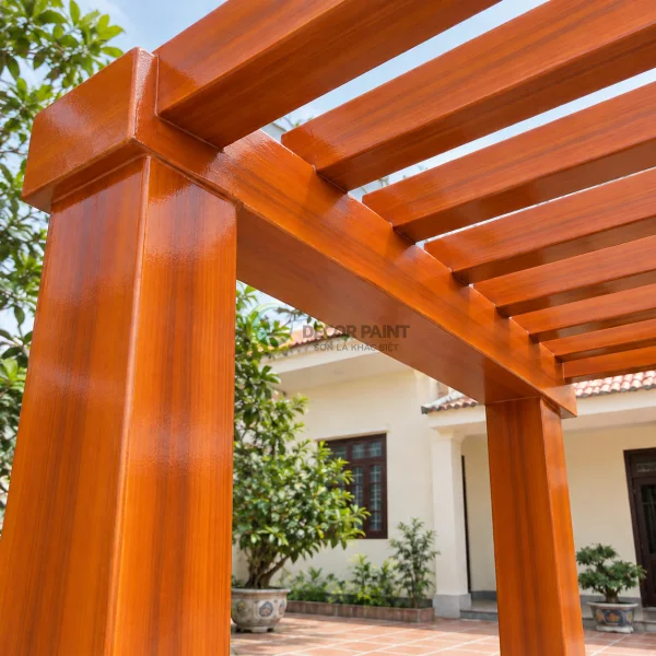 Giàn lam trên cao và các cột trong sân được hoàn thiện giả gỗ cánh gián.