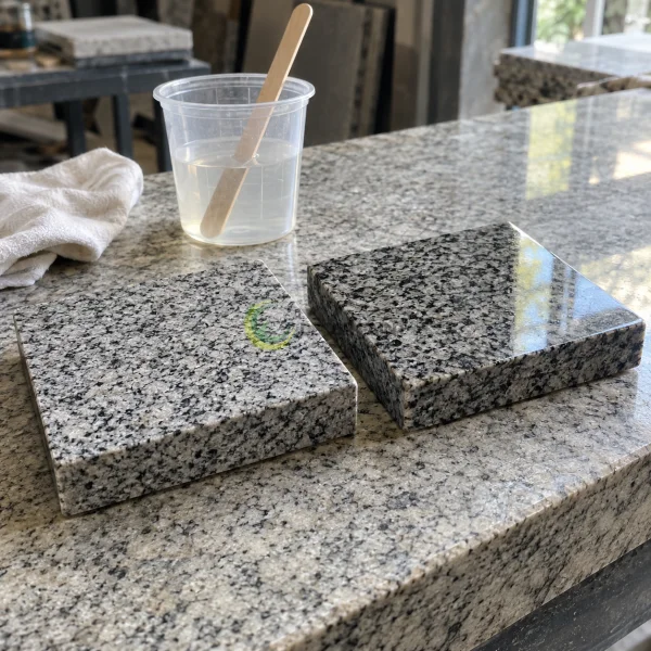 Các mẫu granite xám có độ bóng khác nhau cùng dụng cụ chuẩn bị lớp phủ.