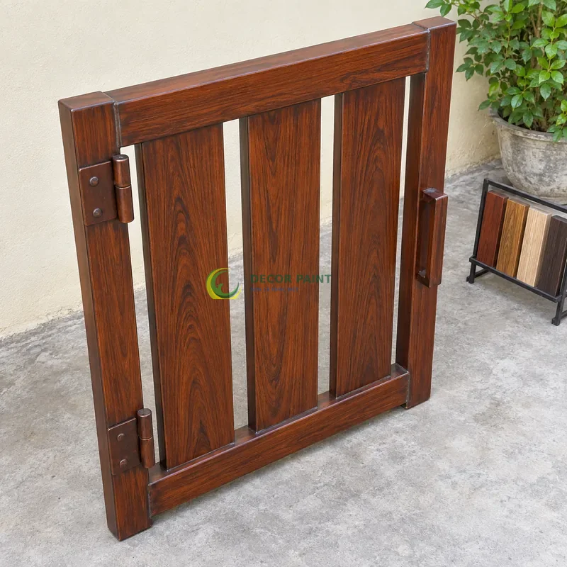 Mẫu sắt thép sơn giả gỗ cánh gián, khung chữ nhật có ba lá dọc rộng, với mẫu màu để tham khảo lựa chọn, góc cao chéo theo đường chéo khung hình.