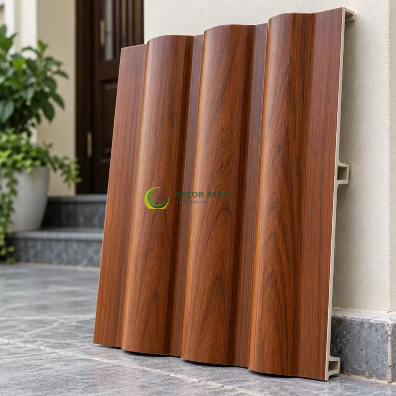 Tấm ốp nhựa có gân bo tròn sơn giả gỗ cánh gián, lối vào nhà phố có tường sáng, góc cận bên phải thấy rõ chiều sâu thanh.