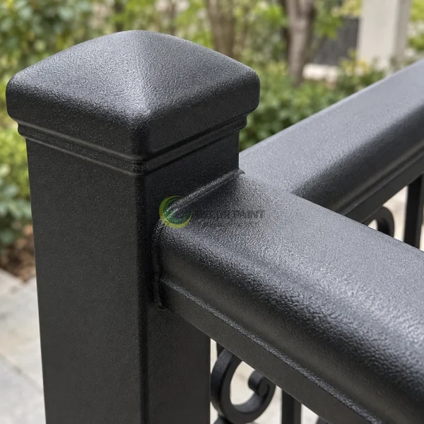 Cận trụ và mối nối lan can sau khi phủ lớp sơn đen nhám sần.
